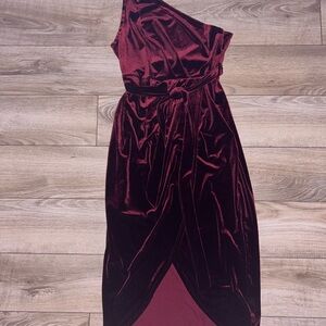 Elegant Velvet One-Shoulder Dress in Burgundy